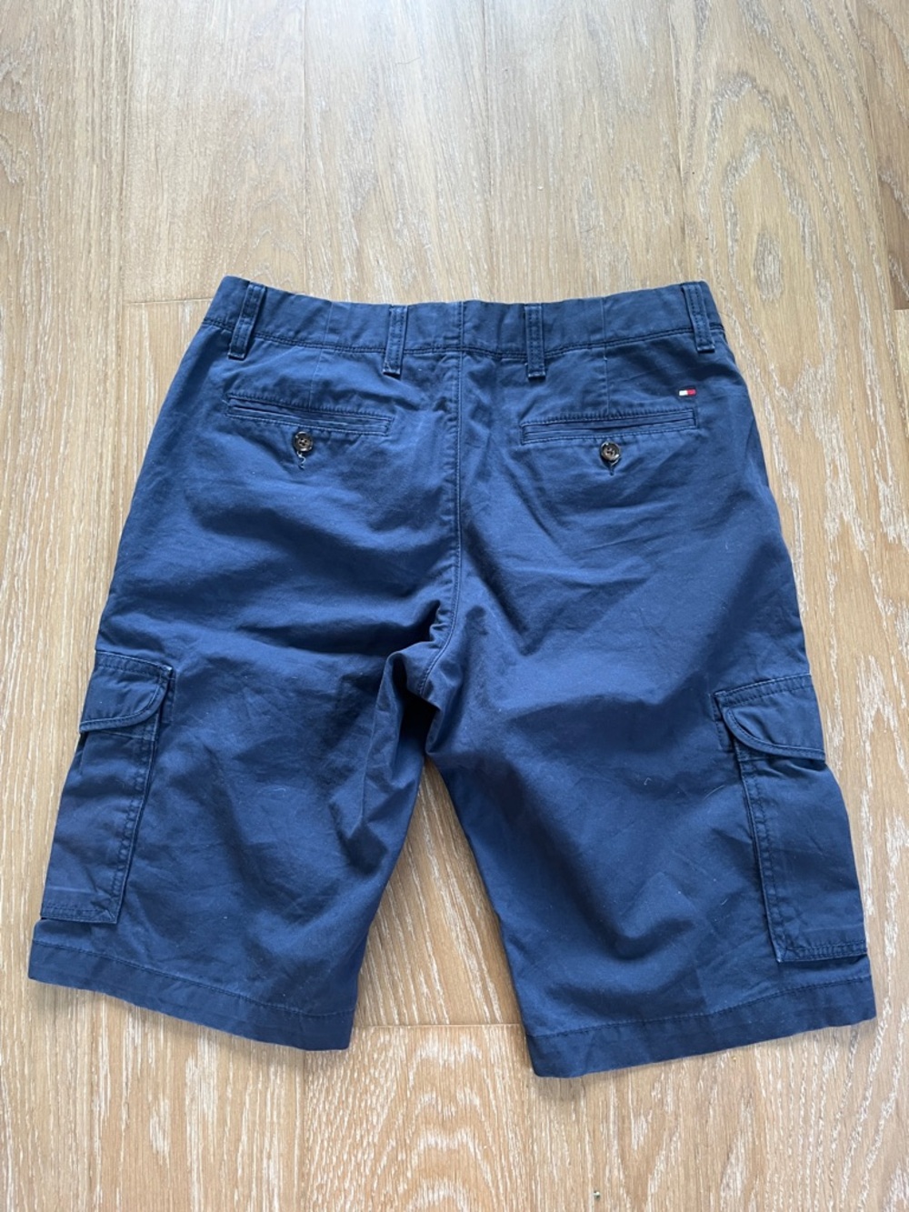 Tommy Hilfiger Men's Navy Cargo Shorts (size 31) - Picture 2 of 5